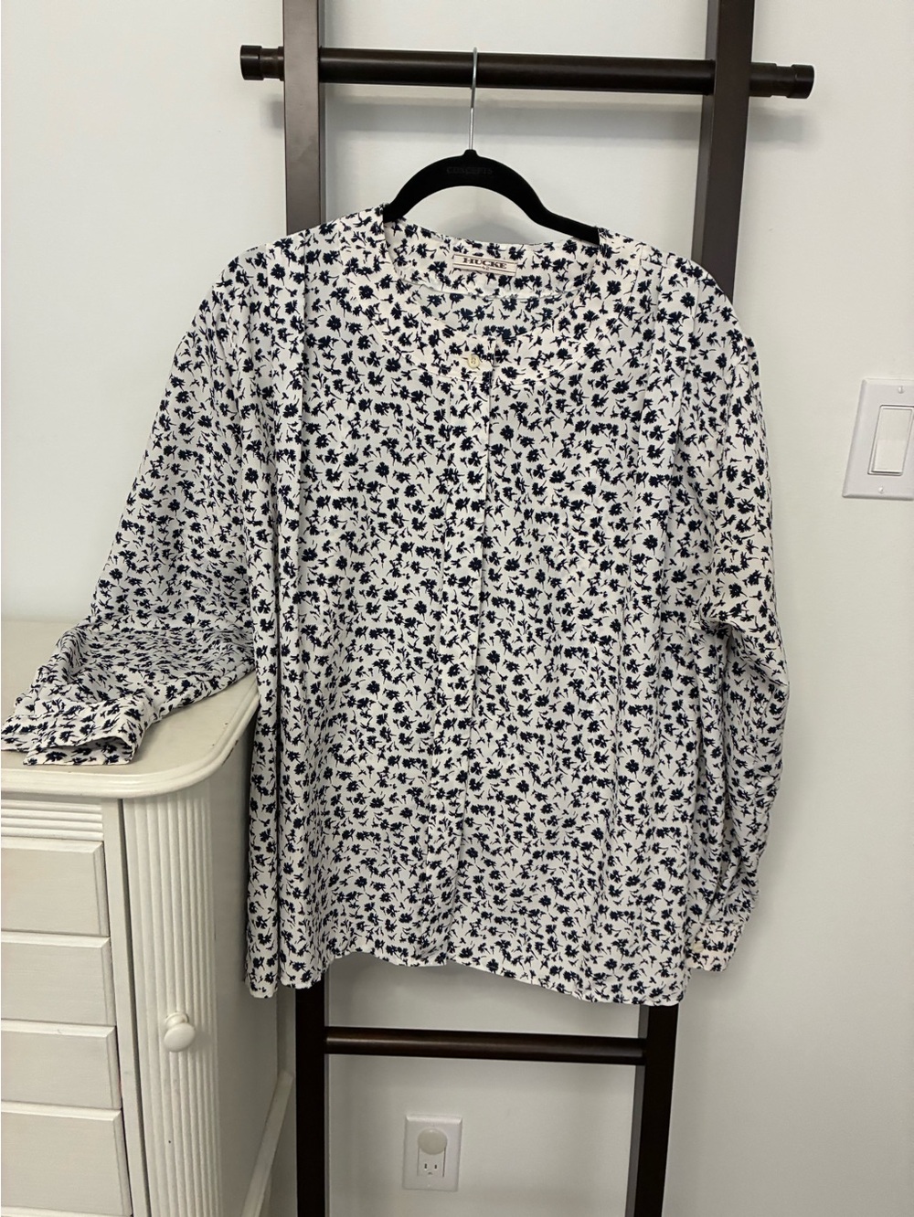 Hucke European White and Navy Blue Floral Button-Up Blouse. Loose and flowy